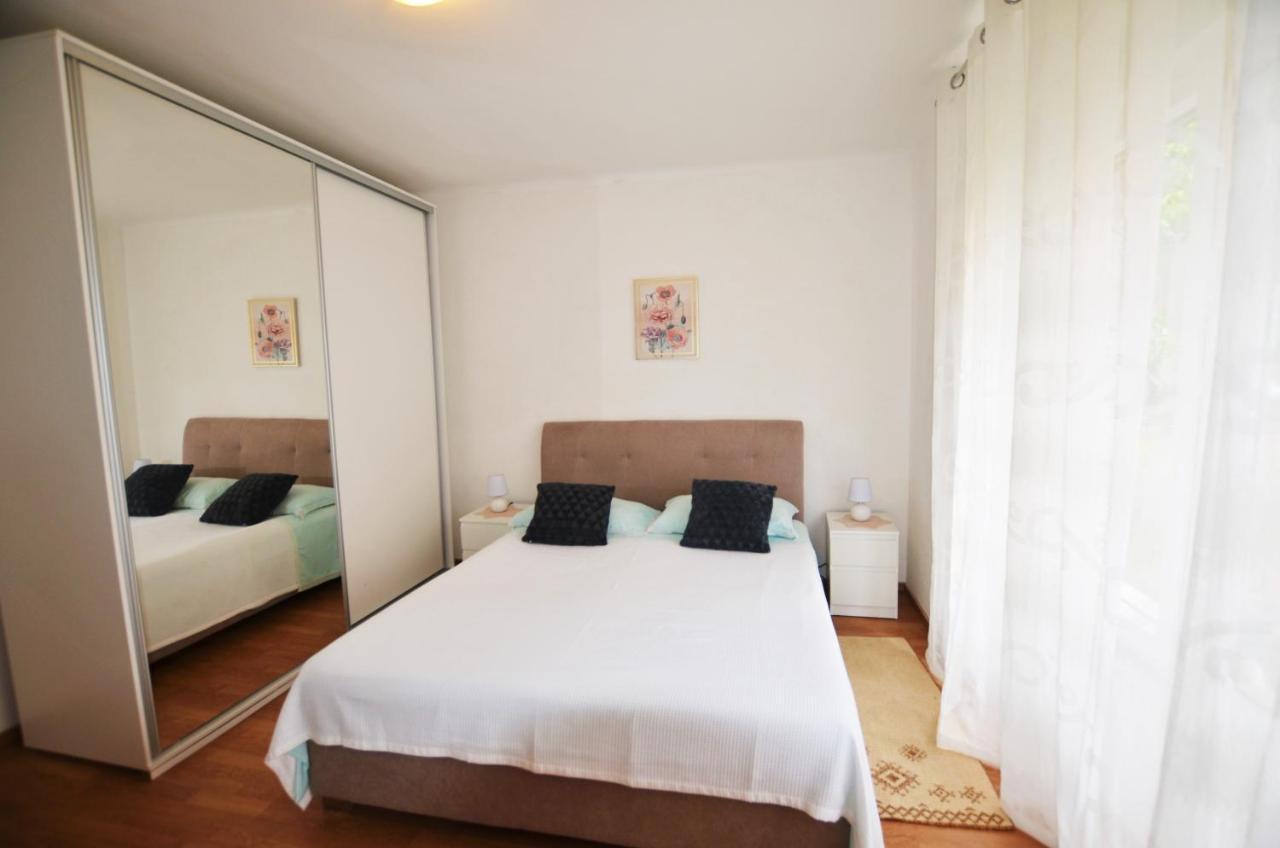 Apartment Leo Umago Esterno foto