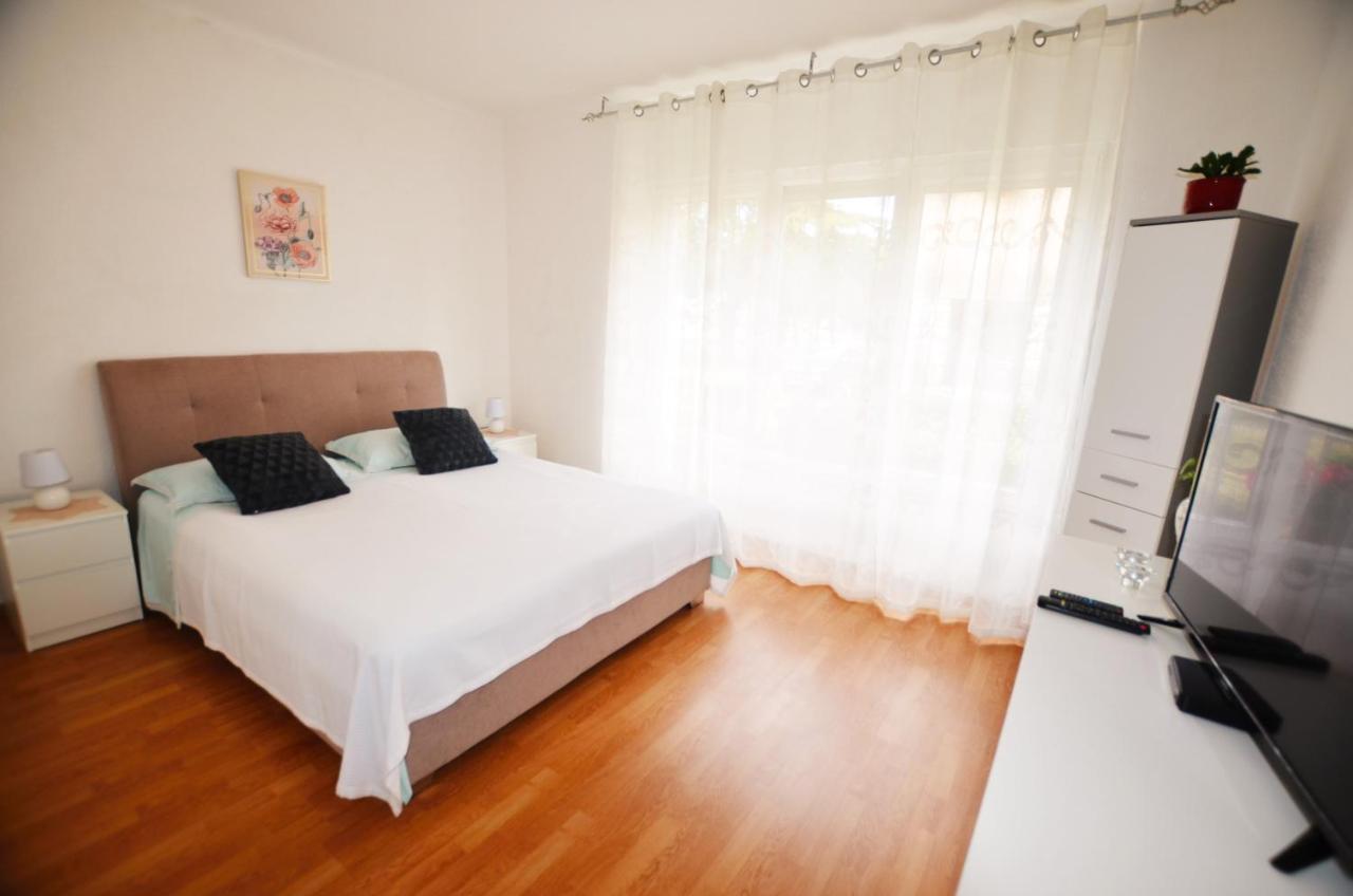Apartment Leo Umago Esterno foto
